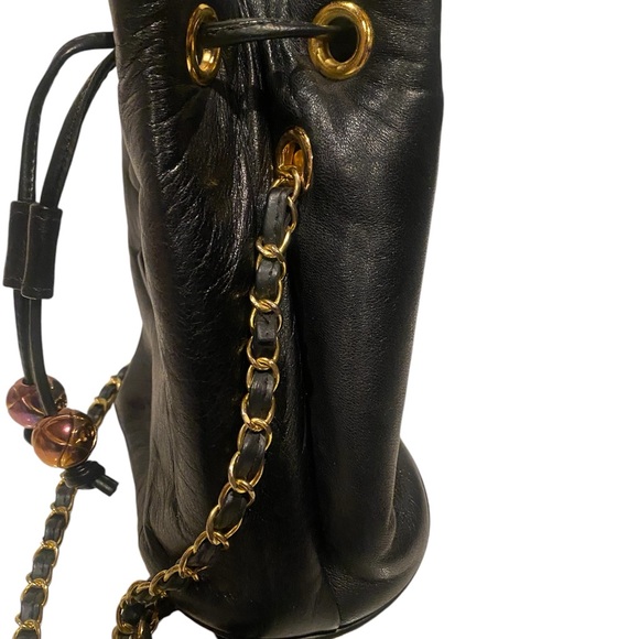 Vintage 80’s CHANEL buttery leather drawstring bucket crossbody bag - Picture 2 of 9
